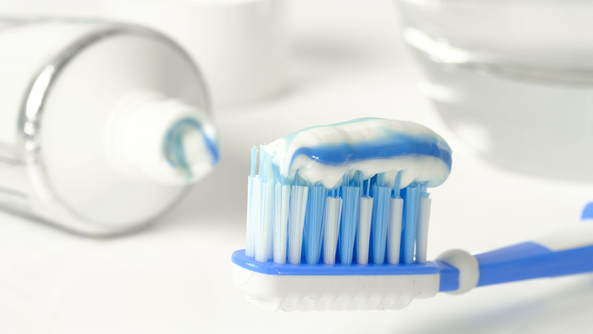 Poetsen of zonder fluoride? Feiten en fabels over tandpasta op een rij - Kassa - BNNVARA