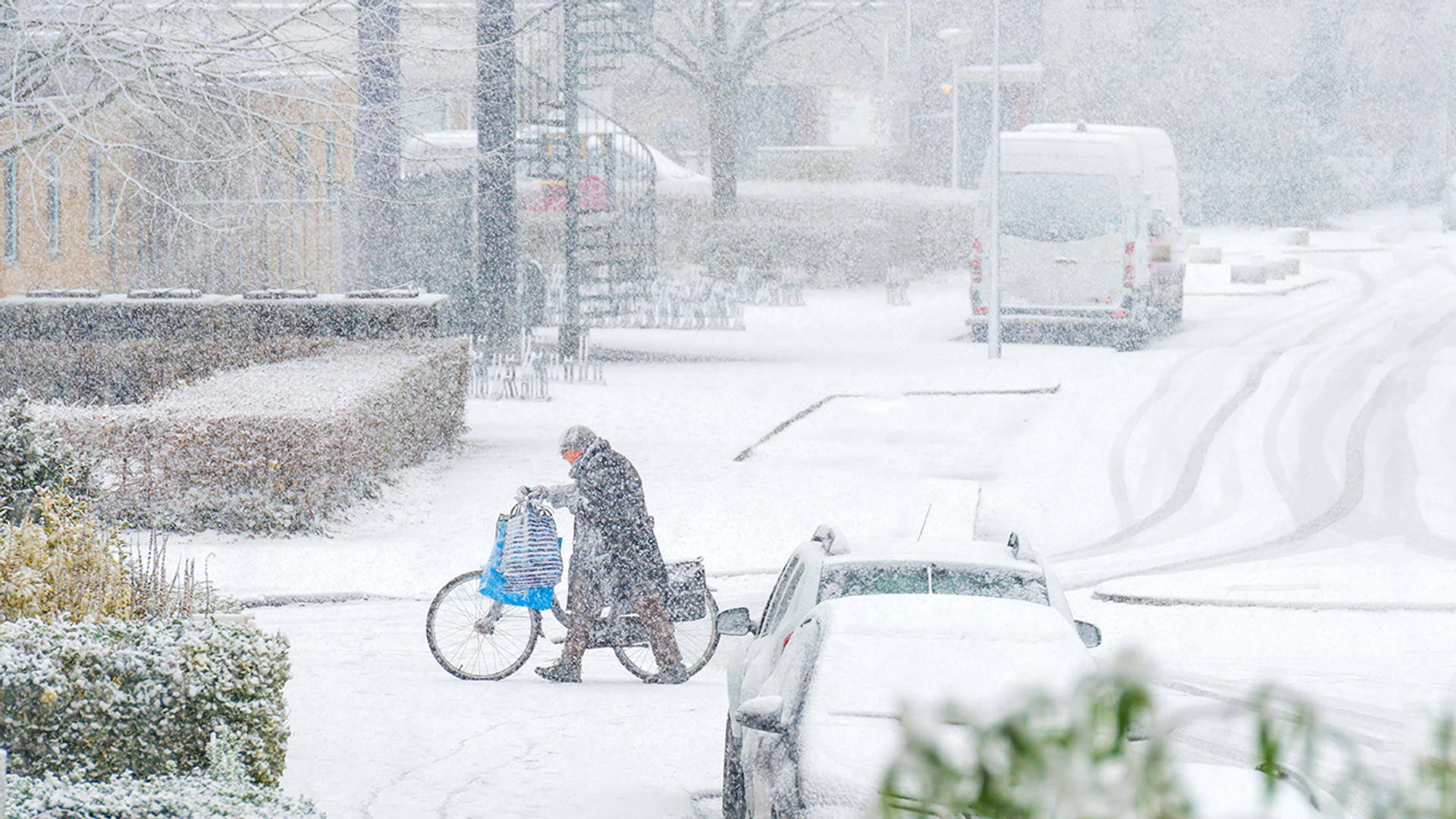 Man die in sneeuw loopt