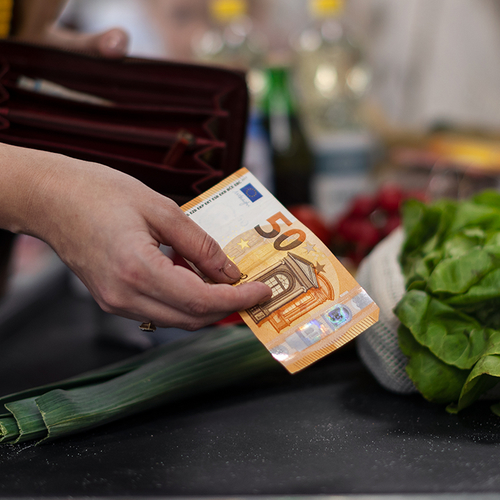 Afbeelding van Wordt accepteren contant geld verplicht? VVD en D66 willen er tóch van af