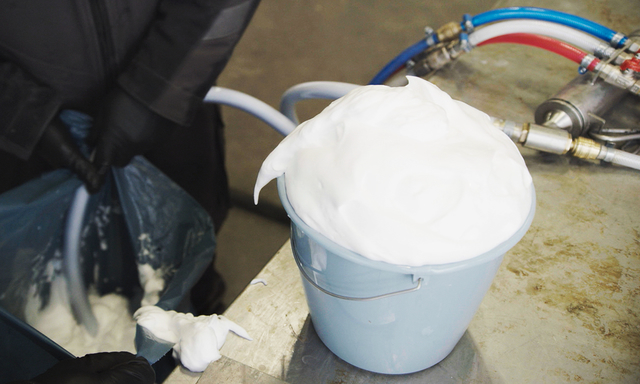 Afbeelding van Zaterdag in Kassa: Vragen over gevaarlijk isolatieschuim | Waarom is benzine hier zo duur?