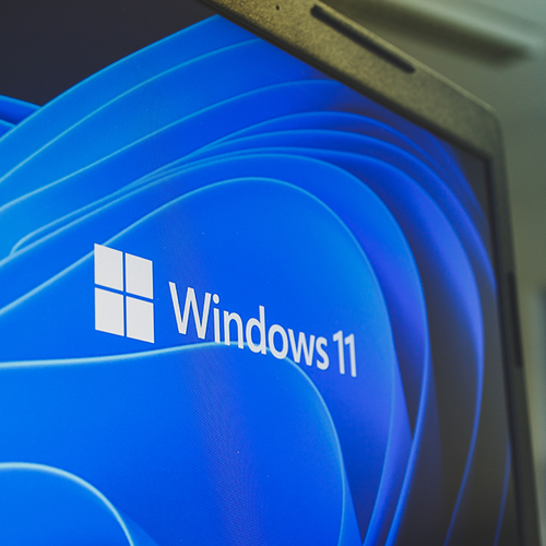 Mijn laptop vraagt om een nieuwe versie Windows 11. Waar kan ik die downloaden?