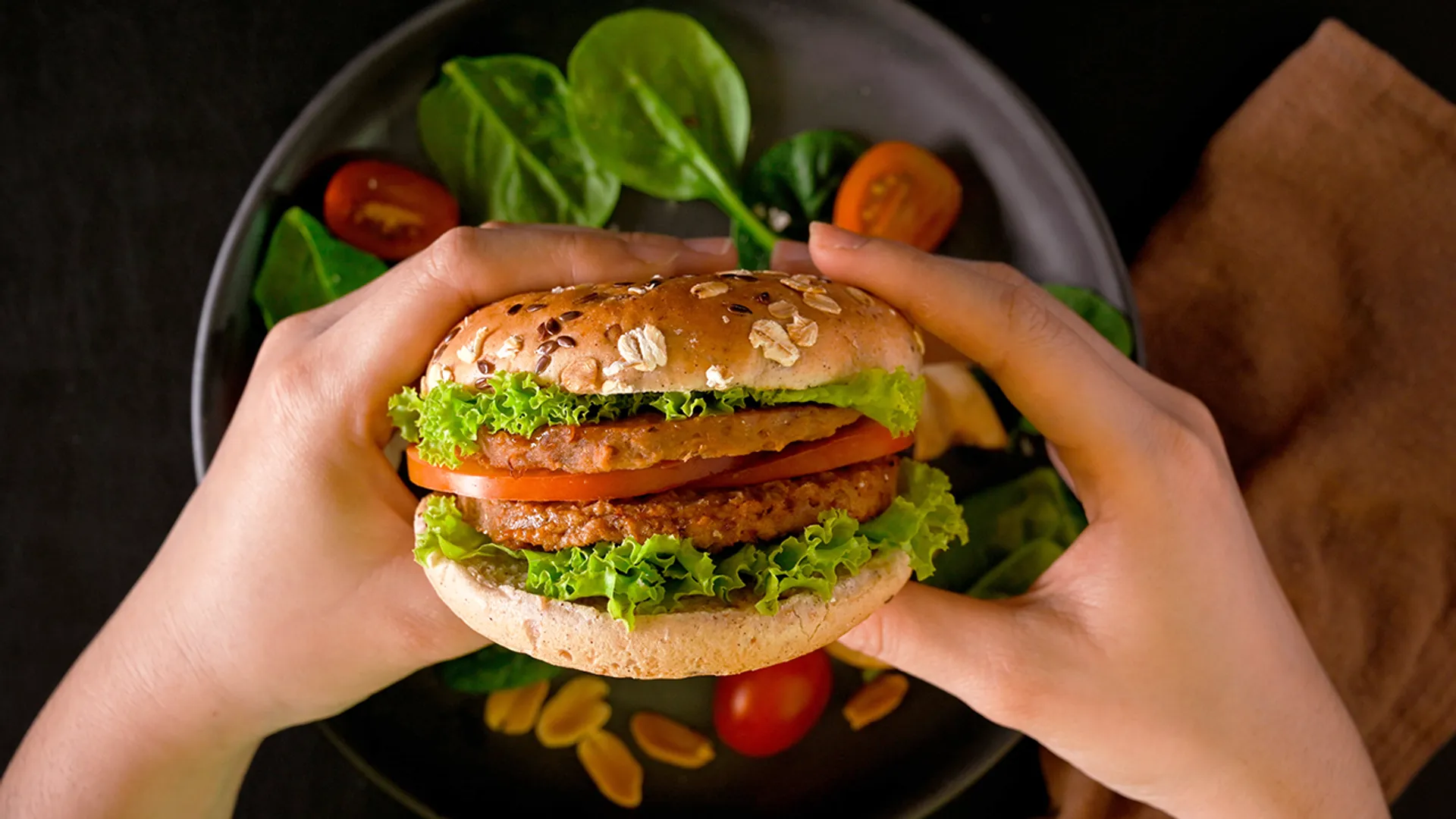 Afbeelding van Consumentenbond test vegaburgers: betere smaak, minder zout