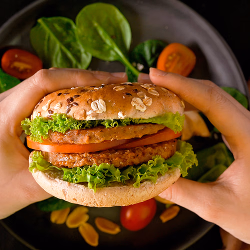 Consumentenbond test vegaburgers: betere smaak, minder zout