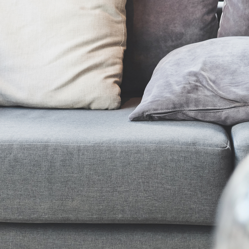 Wat kan ik doen als mijn bank van een jaar oud snel vies wordt en deuken krijgt, maar de winkel dit 'normale gebruikssporen' noemt?