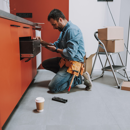 Keukenleverancier komt afspraken niet na en we wachten weken op installatie van de keuken. Wat nu?