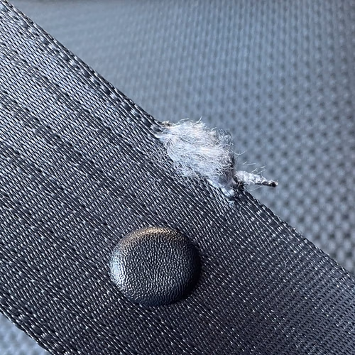 Scheur in autogordel bijna nieuwe auto. Dealer zegt ‘valt niet onder garantie.’ Wat nu?