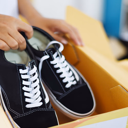 Mag een schoenenwinkel mij een tegoedbon geven terwijl ik mijn geld terug wil voor niet passende schoenen?