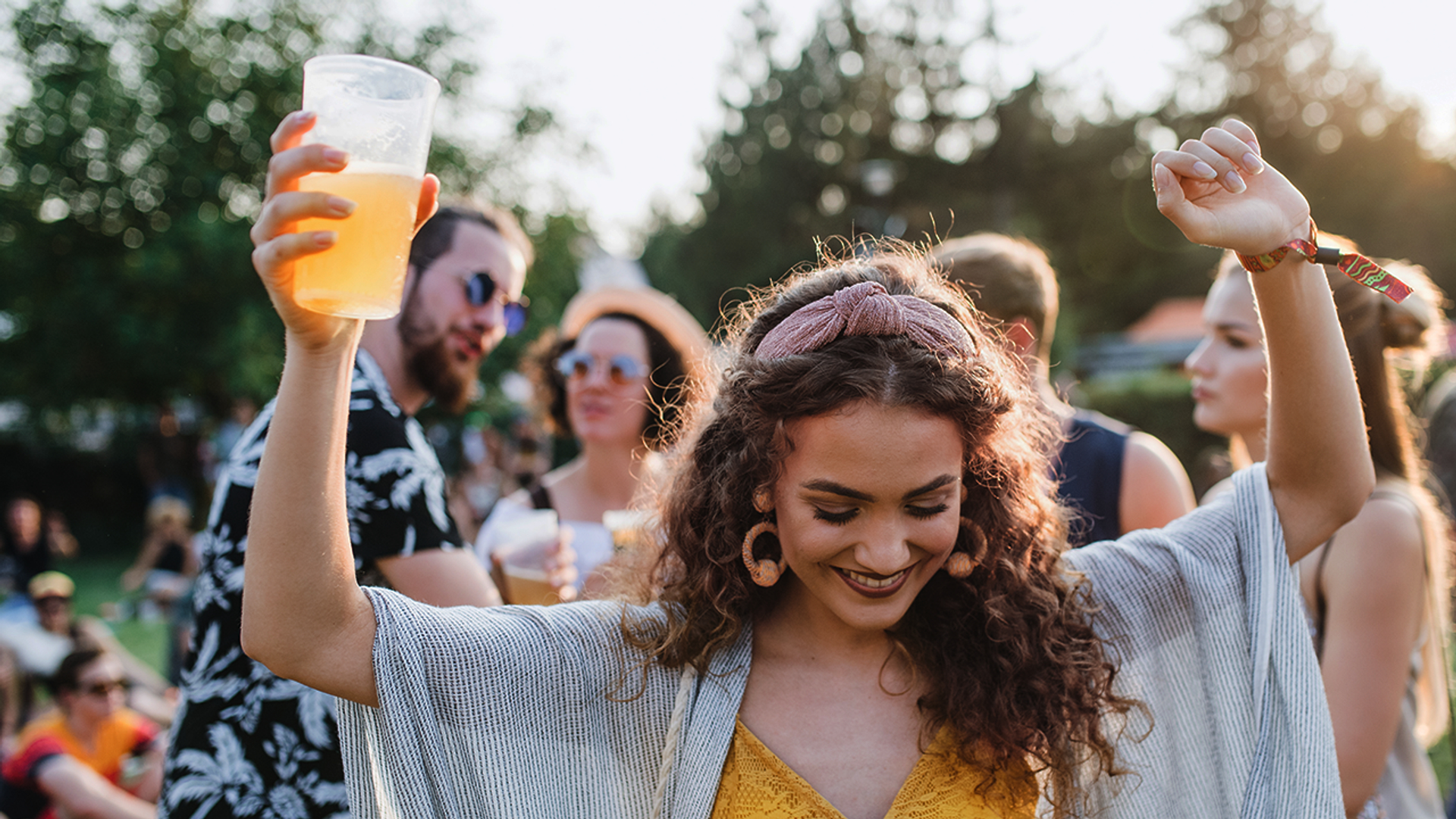 Afbeelding van Hoe duurzaam en hygiënisch zijn herbruikbare festivalbekers eigenlijk?