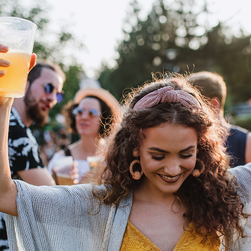 Hoe duurzaam en hygiënisch zijn herbruikbare festivalbekers eigenlijk?
