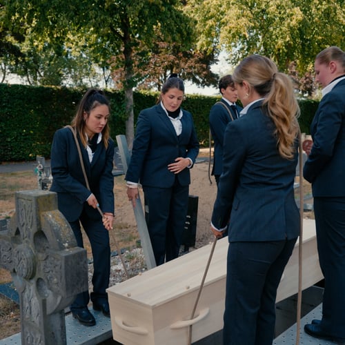 Na persoonlijk verlies, kiest Romy (21) voor een bijbaan als kistendrager: ‘Ik hoop dat hij zegt dat ik het goed heb gedaan'