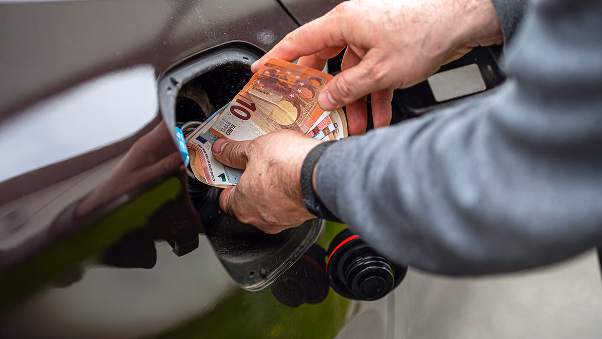 euro 1280 benzineprijs tanken brandstof geld