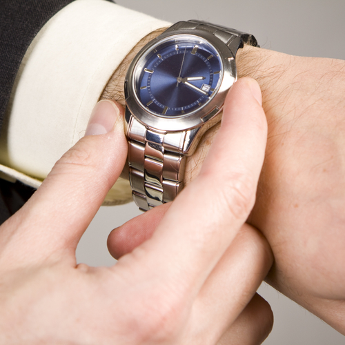 Mijn automatische Seiko-horloge begint na tien maanden een paar minuten achter te lopen. Is dat normaal?