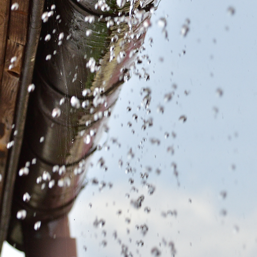 Dooi leidt tot problemen met dakgoten, riolering en waterleidingen