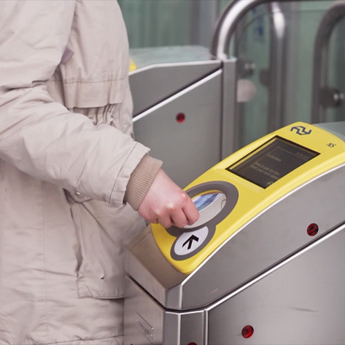 Rechter verbiedt verkoop te dure ov-chipkaarten