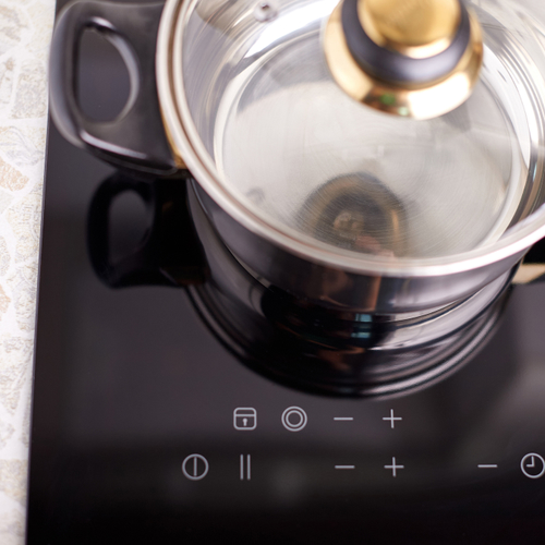 Is een verhuurder verplicht een kookplaat of fornuis te leveren in een huurwoning?