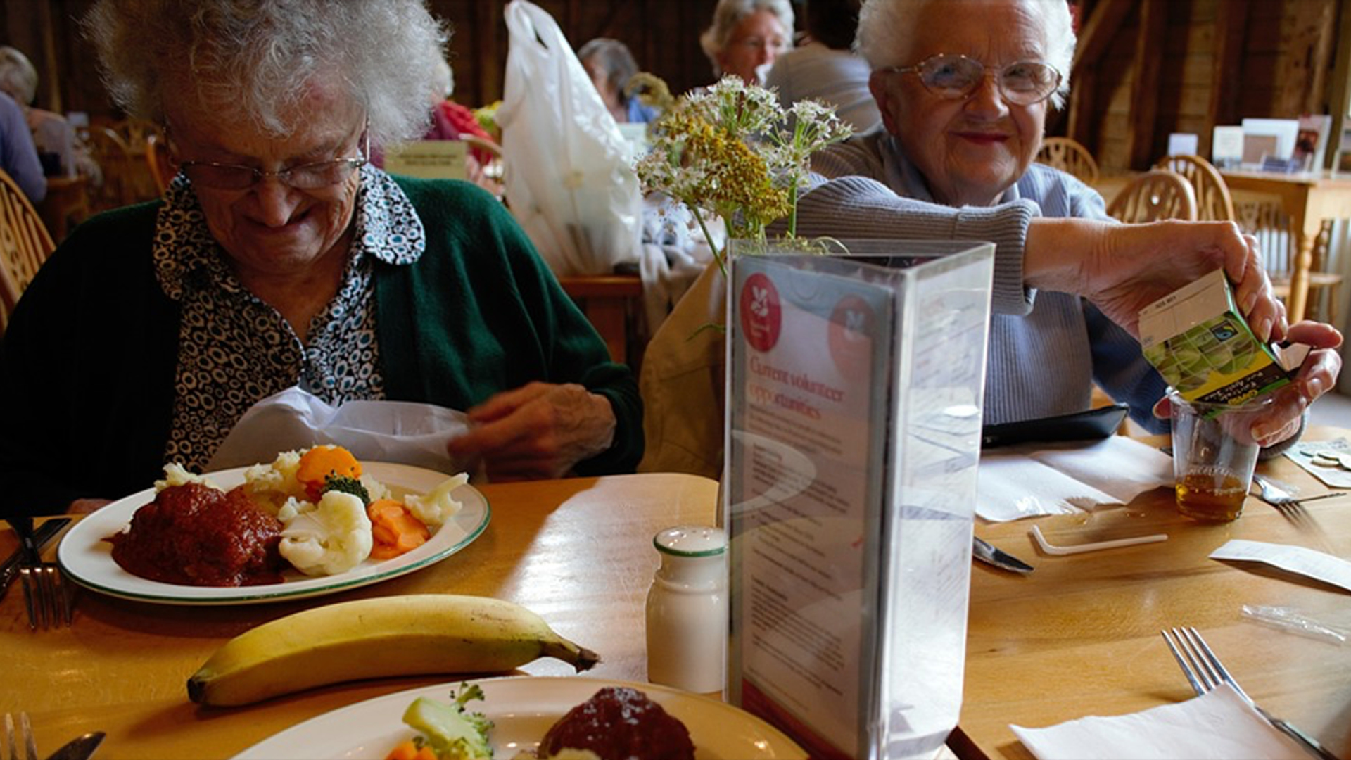 Ouderen eten diner 930x520