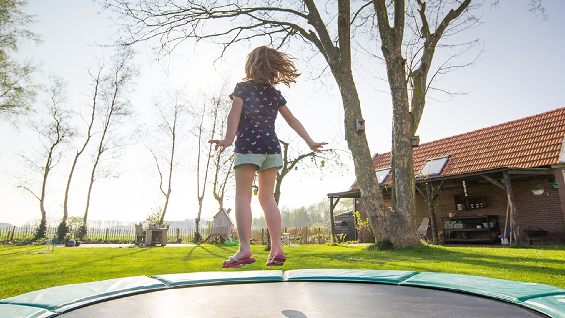 930 x 520 trampoline
