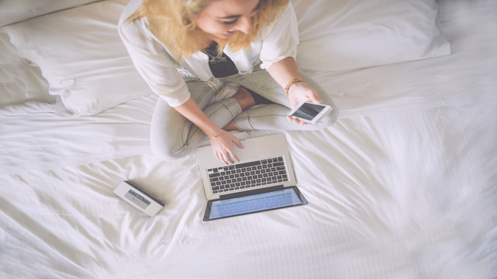 bellen_vrolijk_laptop_bed_930x520