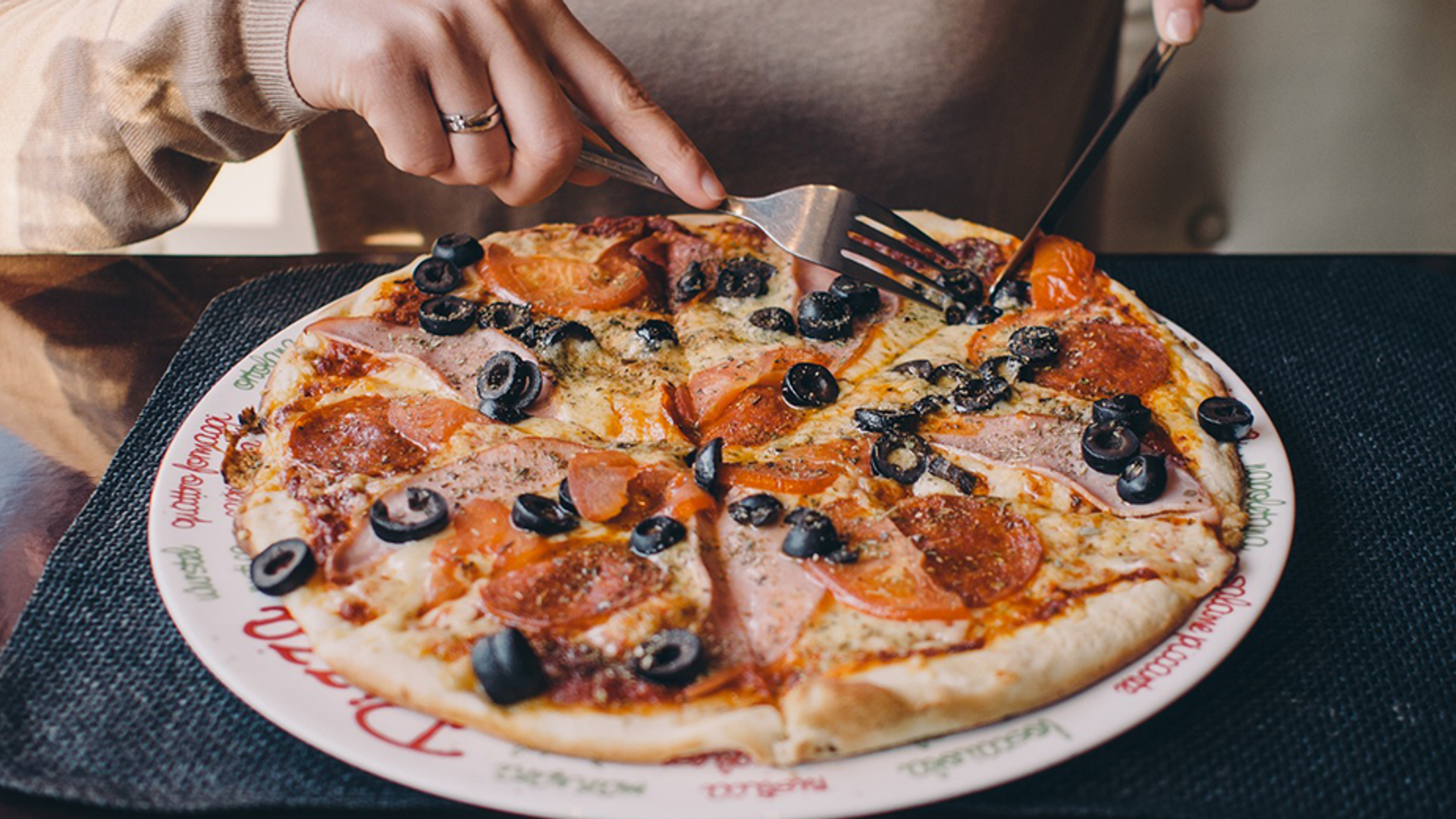 restaurant pizza aansnijden 930x520
