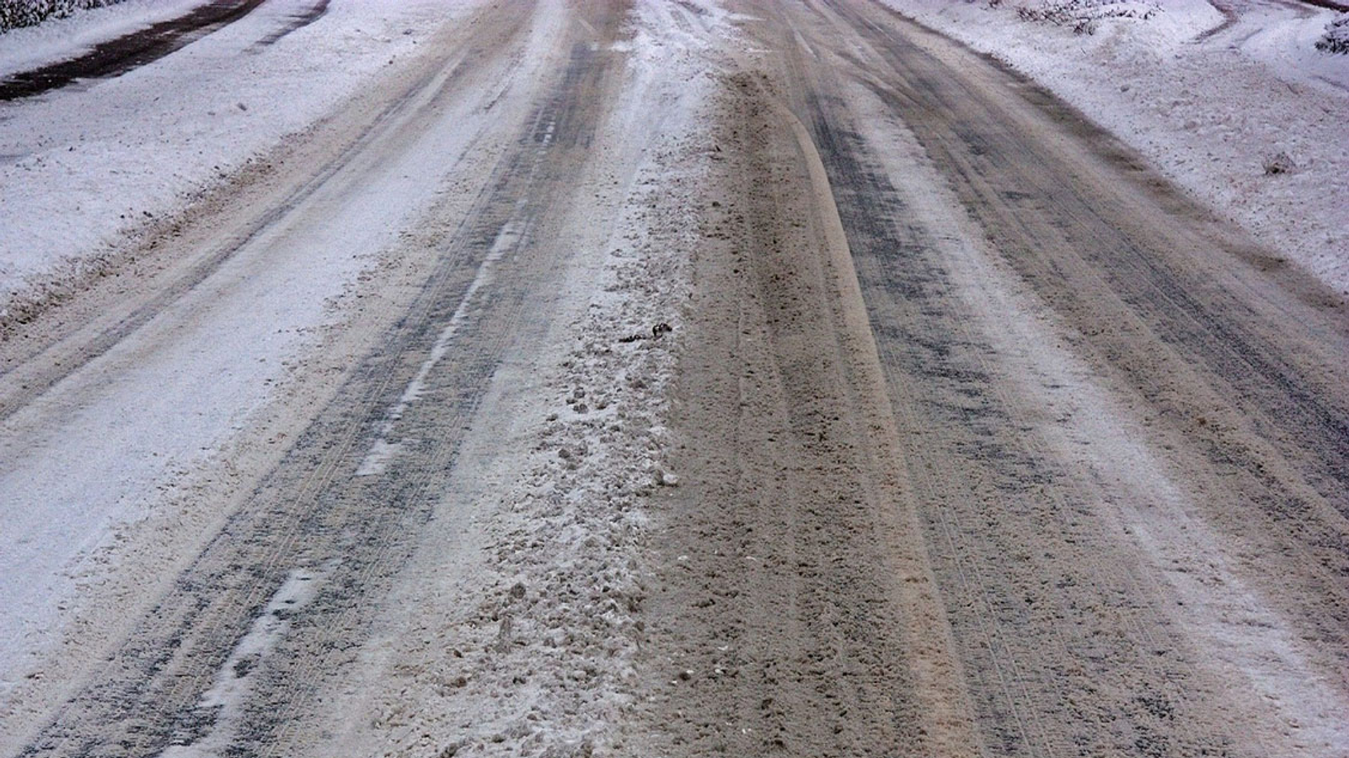 strooizout winter weg sneeuw