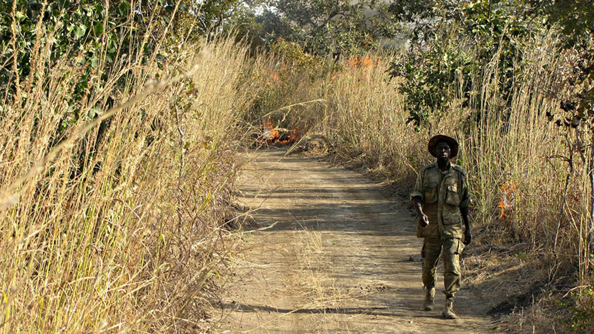 Afrika_930x520_steppe_savanne_man_neger_donkere