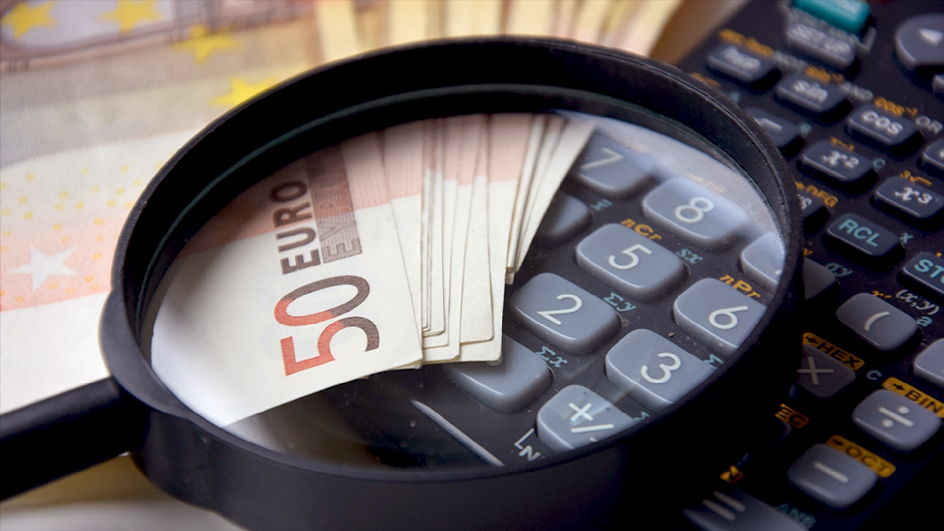 euro geld loep vergrootglas besparen rekenmachine 1127