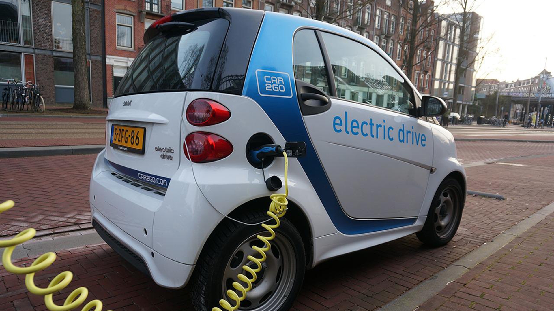 Afbeelding van Vanwege explosieve stijging stekkerauto dreigt er nu een laadpaaltekort