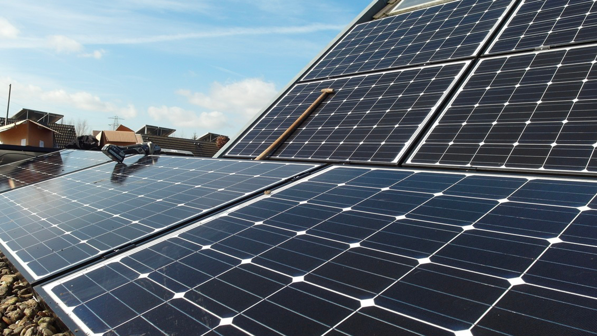 Afbeelding van Enexis wil dubbele netbeheerkosten voor huishoudens met zonnepanelen en laadpaal