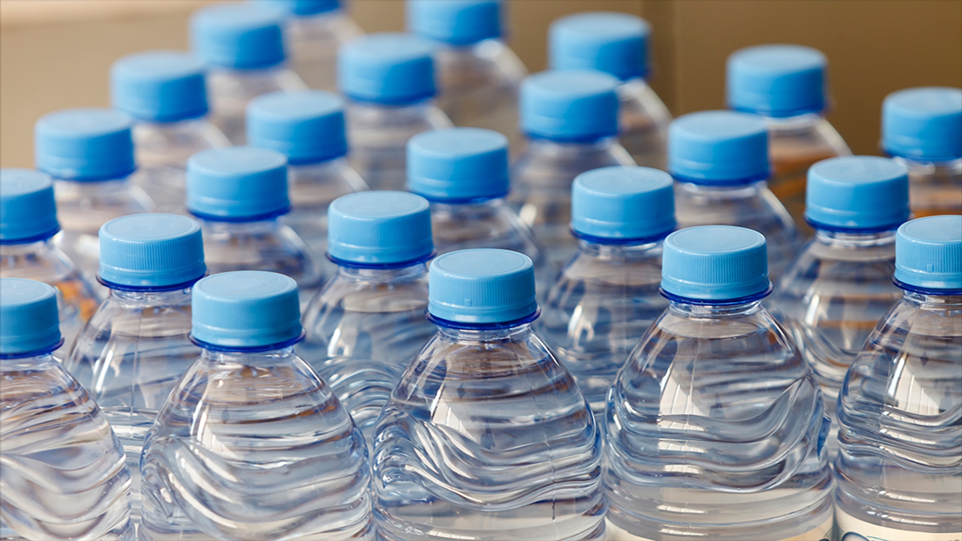 Afbeelding van Onderzoek: honderdduizenden deeltjes plastic in flessen water