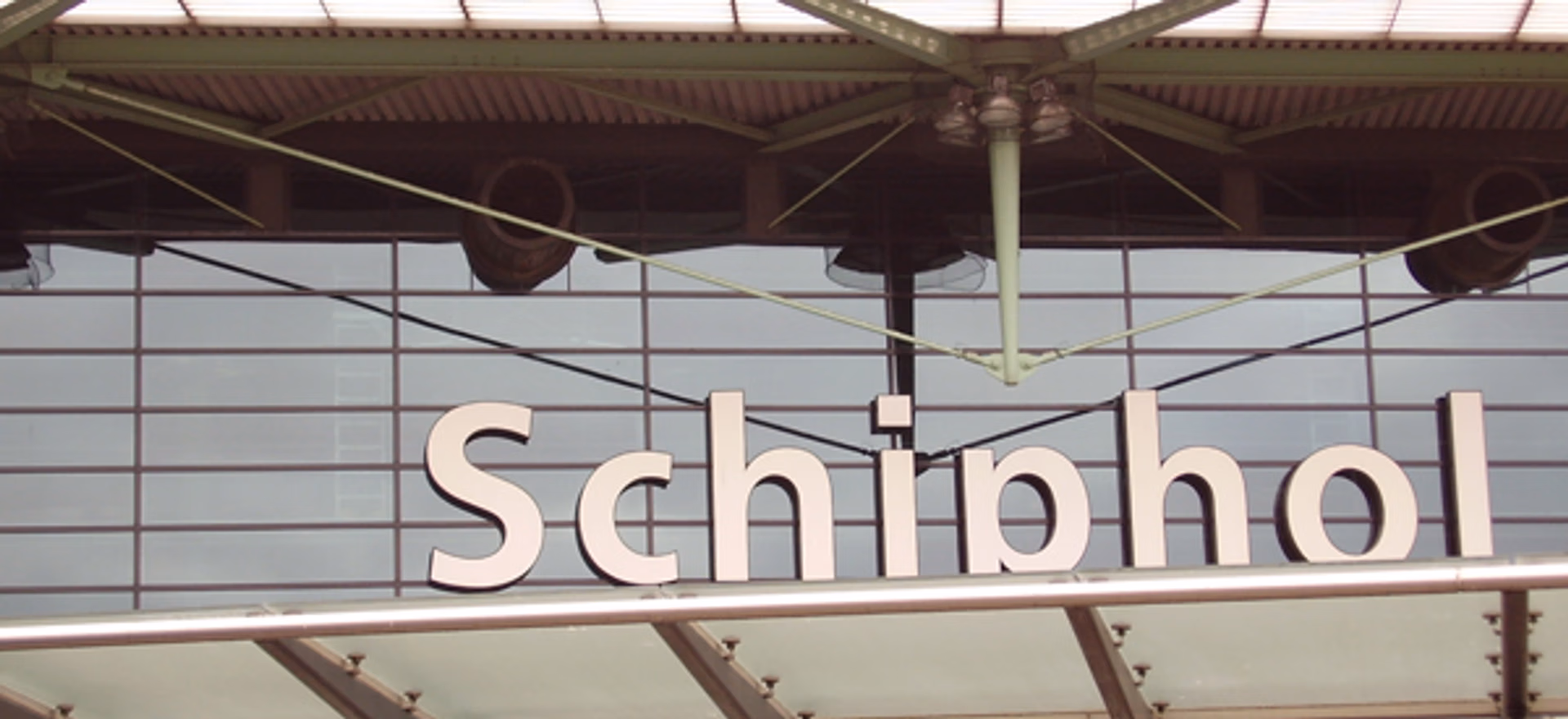 Afbeelding van Minuut stilte op Schiphol en in OV