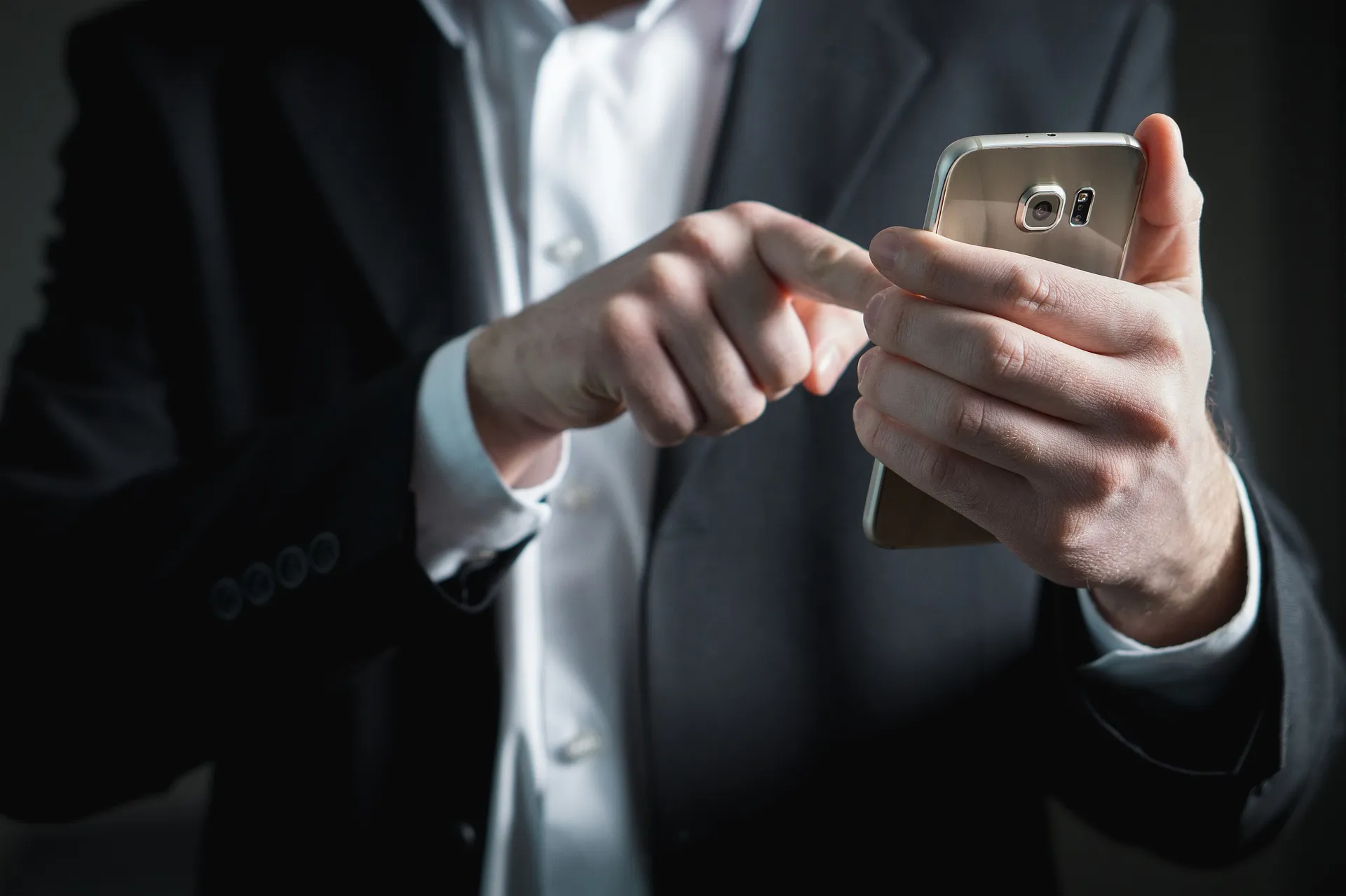 Afbeelding van Tik op vingers telecomaanbieders om hulp tegen anonieme beller