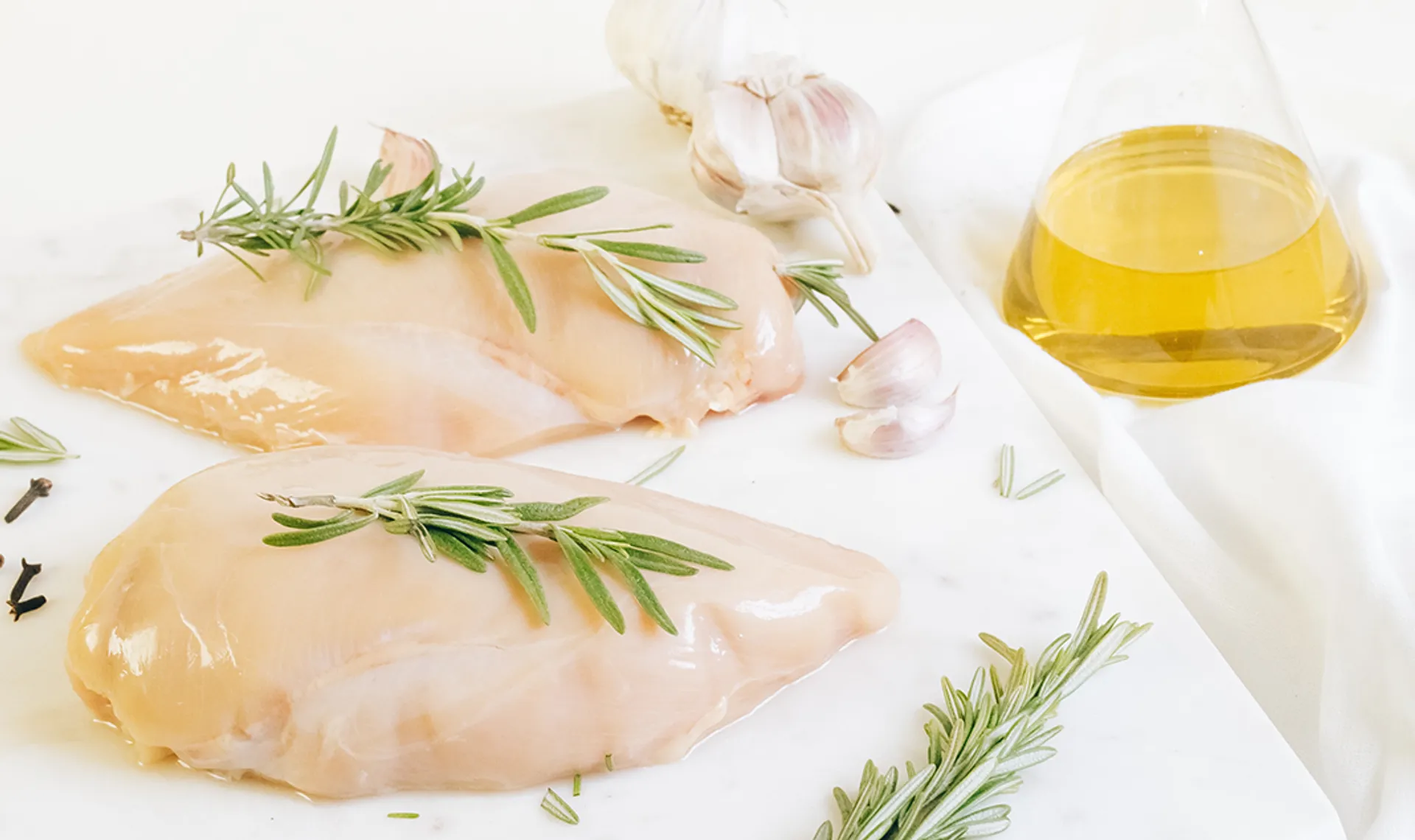 Is het wassen van rauwe kip veilig of verspreid je zo bacteriën
