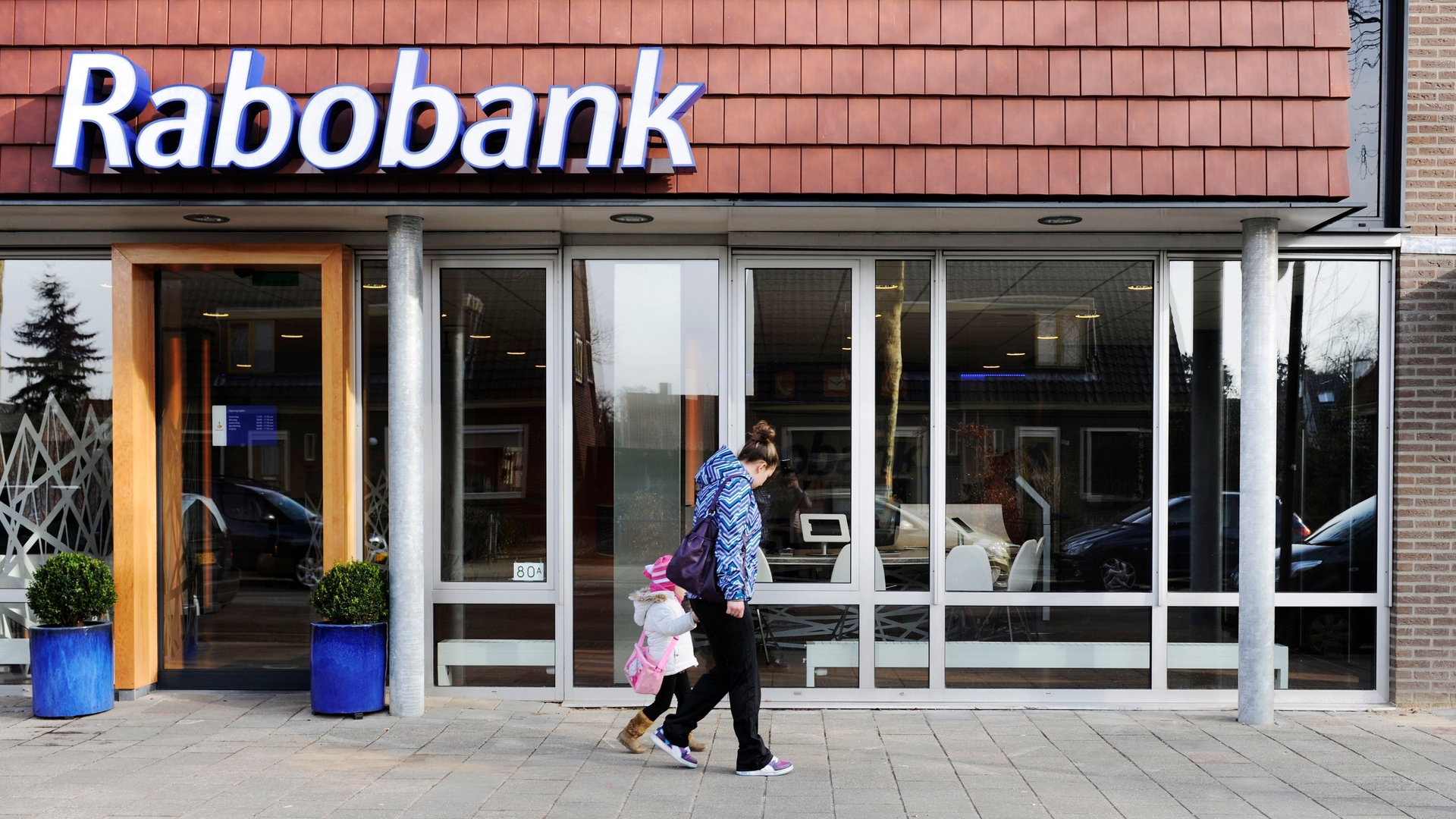 Meer dan een ton op de bank? Rabobank gaat negatieve rente rekenen