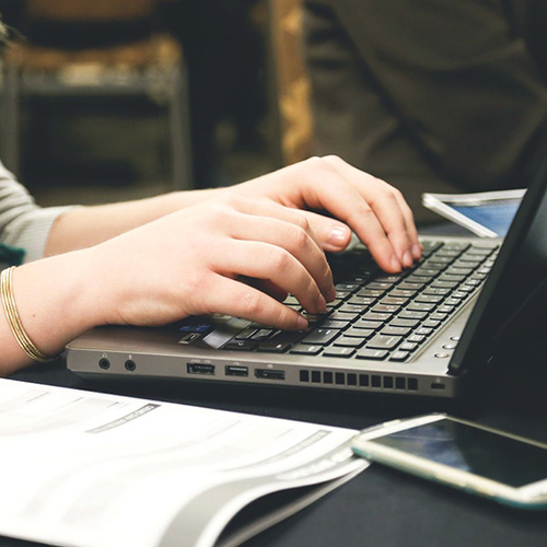 Vrouwen nog vaak seksueel geïntimideerd op werk