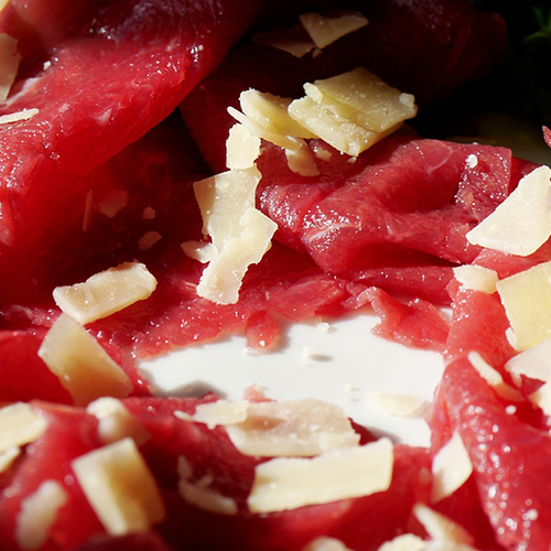 Dirk van den Broek haalt carpaccio uit de schappen