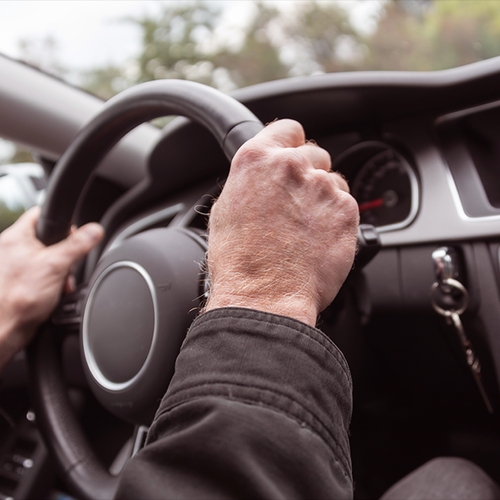 Ik rijd in auto dochter, zij houdt kentekenpas. Wat als ik word aangehouden?