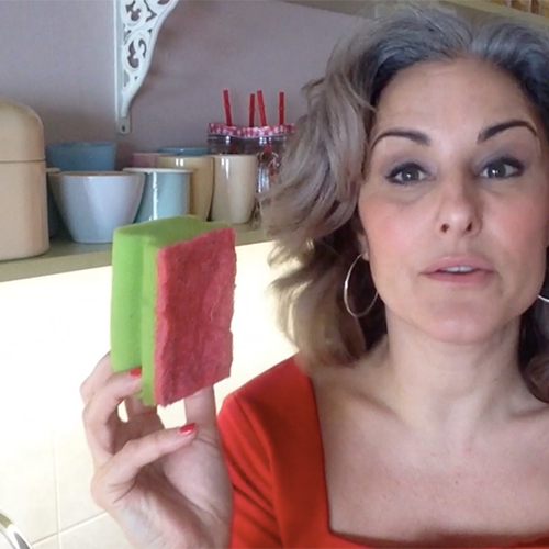 Hoe krijg je je schuurspons goed schoon?