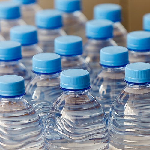 Onderzoek: honderdduizenden deeltjes plastic in flessen water