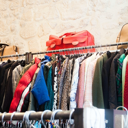 Vijf tips om iets te verdienen aan jouw oude kleren