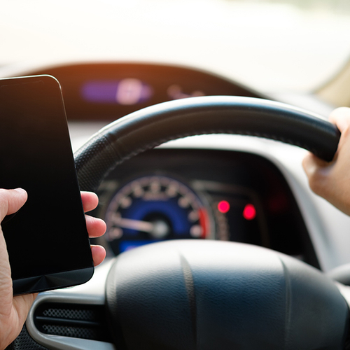 Aantal boetes voor bellen in het verkeer ruim de helft gestegen