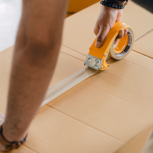 Jurk past niet, maar bij Nora-Mae kost retourneren 34,50 euro omdat die naar China moet. Mag de webshop zo’n bedrag eisen?