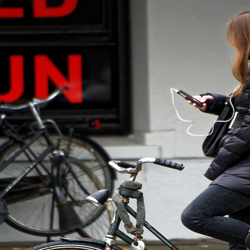 Bellen en appen verboden voor fietsers