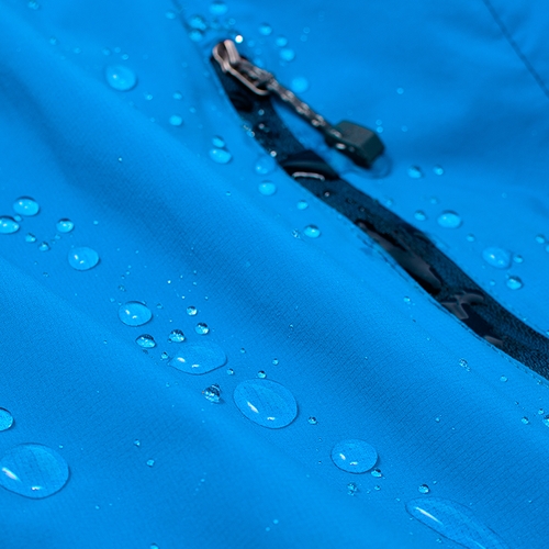 Waterafstotende of waterdichte kleding: wat is het verschil?