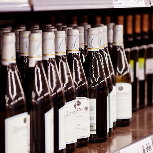 Kabinet denkt aan verbod op wijn en speciaalbiertjes in supermarkt