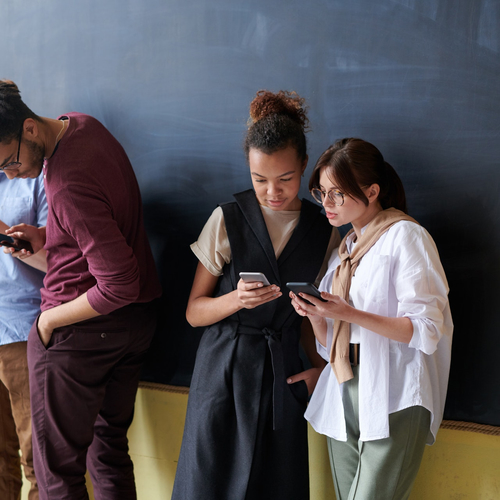 Jongeren vinden smartphone belastend