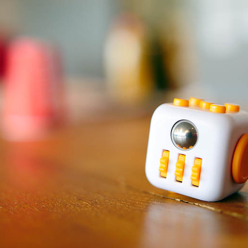 De Fidget Cube; stresskiller of gewoon een friemelkubus?