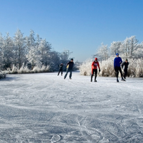 Eerste schaatsers op natuurijs