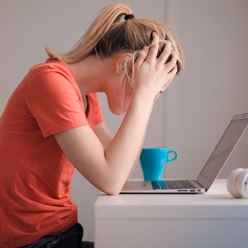 Mag MediaMarkt servicecontract voor laptop in rekening brengen?