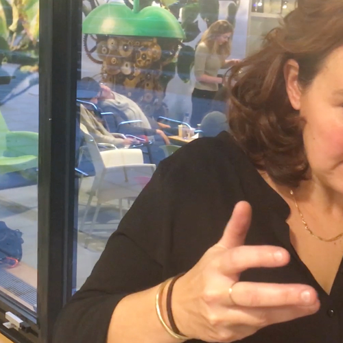 Kassa doet de Mannequin Challenge