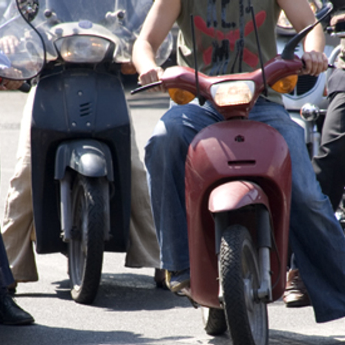 Kamer tegen proef met snorscooter op rijbaan